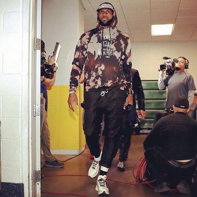 詹杜库领衔年终大战，联盟新老门面交手创纪录，一代新人换旧人！（詹杜库领衔年末巅峰对决，新老巨星正面交锋再创纪录，时代更迭加速！）