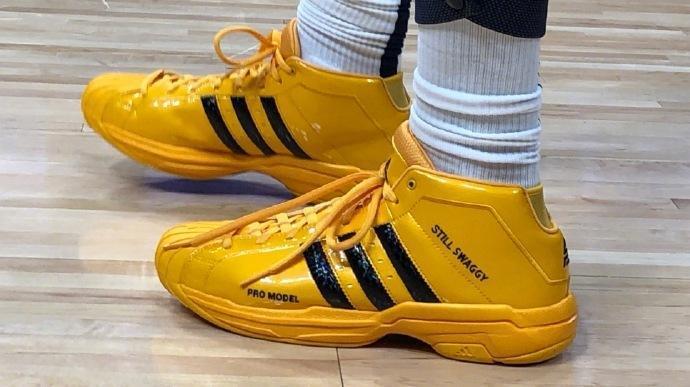 米奇·约翰逊：球队建队根基由文班而起 但他不想做孤胆英雄（米奇·约翰逊：球队以文班为基石，但他不愿做单枪匹马的英雄）