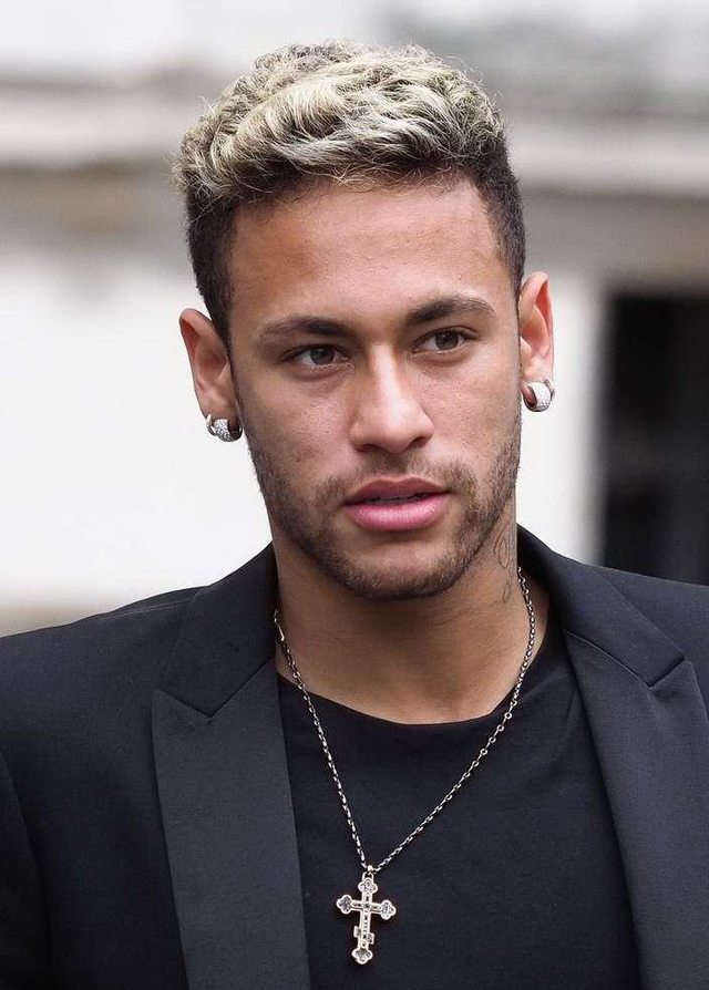 马刺半场4人得分上双，命中11记三分领先鹈鹕20分（半场马刺四人得分上双，投进11记三分，领先鹈鹕20分）