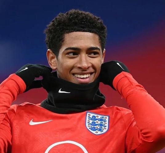 达成巴萨一线队百场里程碑，费尔明获赠纪念球衣（费尔明达成巴萨一线队第100场，获赠纪念球衣）