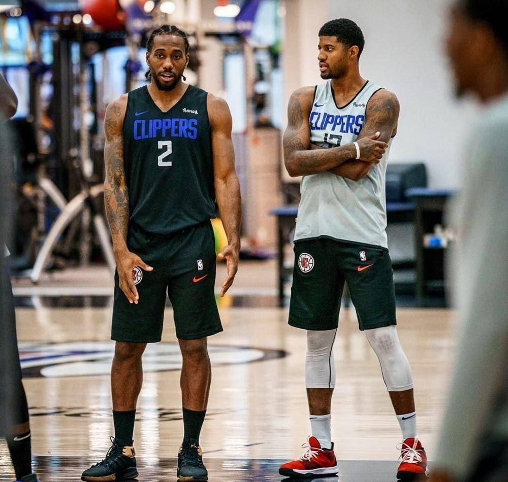 印媒：梅西混乱中尝试绕场一周，但他完全被官员及保镖包围（印媒：骚乱中梅西欲绕场一周，却被官员和保镖团团围住）