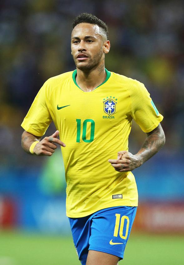 足球周刊：重返国足是刘若钒的愿望，殷切期待完成A级赛首秀（足球周刊：刘若钒盼重返国足，期待上演A级赛处子秀）