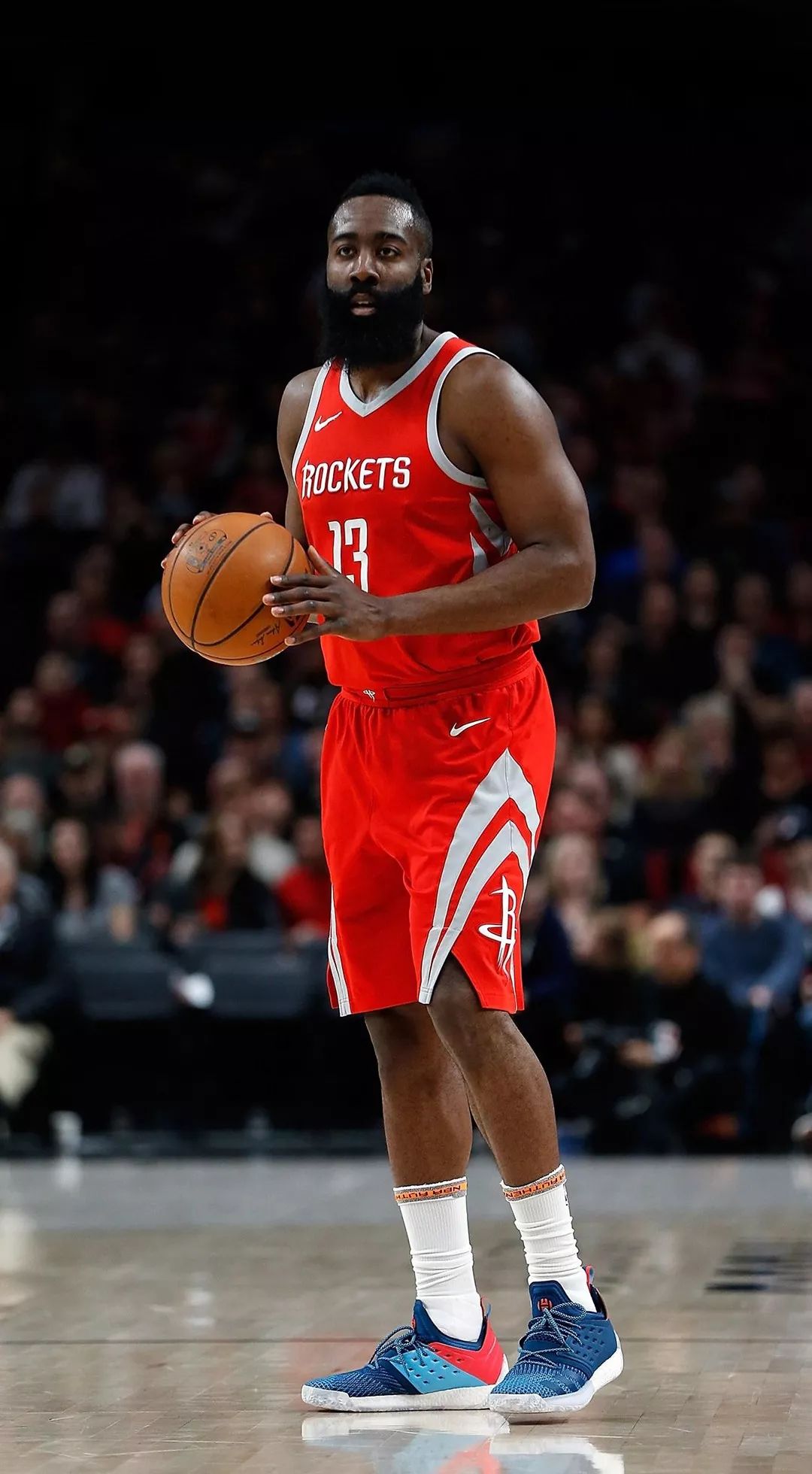 TA：因现代足球重视边路与攻防转换，菱形中场阵型已几乎绝迹（TA：在现代足球强调边路与攻防转换的趋势下，菱形中场几乎走入历史）