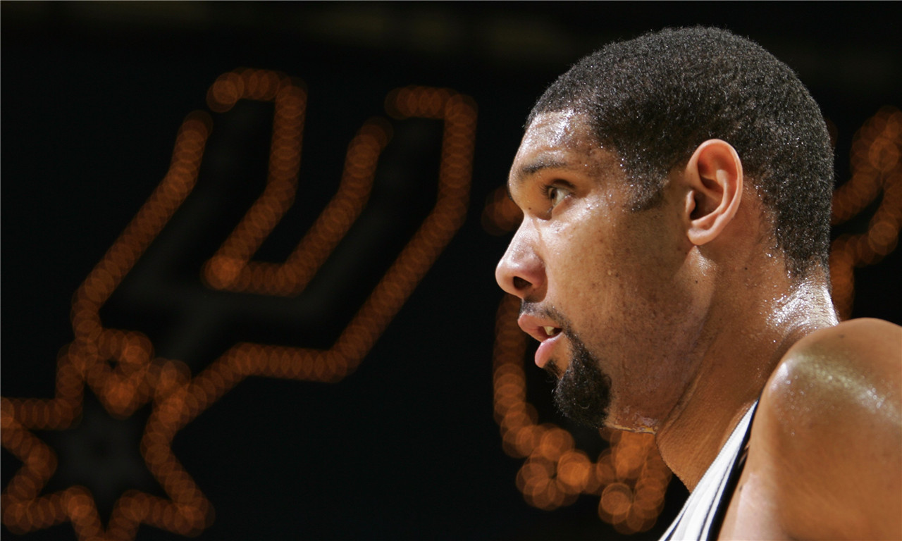 日本队2026年世界杯球衣：深蓝色底色+浅蓝色波浪状图案（日本队2026世界杯新球衣：深蓝主色，浅蓝波浪纹点缀）