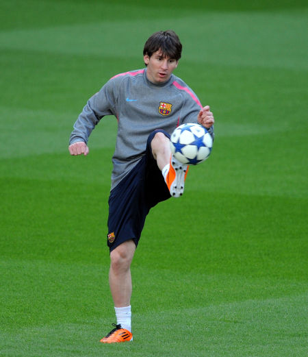 接班范戴克！曝利物浦求购德国主力中卫 多特开价5000万镑（曝利物浦欲斥5000万镑签德国主力中卫，被视为范戴克接班人，多特标价已定）