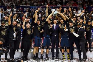 队报盛赞托万：现在他不仅是技术领袖，还是更衣室领袖（队报：托万已成球队技术与更衣室双料领袖）