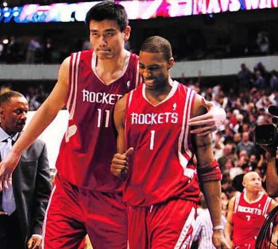 每体：巴萨不会为合同只剩半年的中卫付转会费，想来只能免签（每体：巴萨无意为合同剩半年的中卫支付转会费，若想加盟只能自由身）