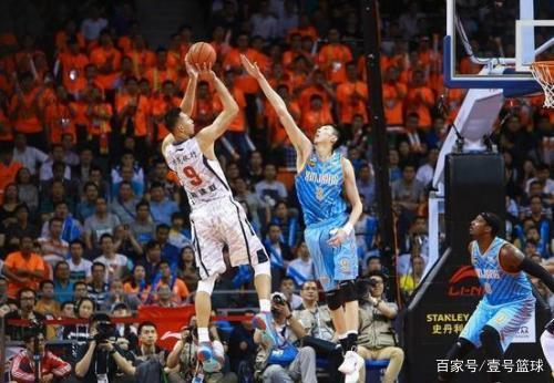 在极光下滑冰，这算不算人生的“高光”时刻？（极光之下滑冰，是否人生最闪耀的瞬间？）